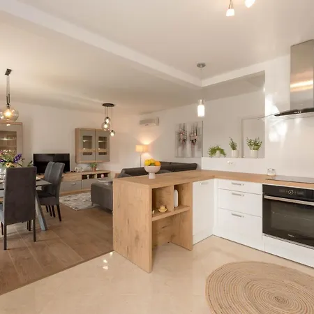Newly Renovated Sirius Apartment Porec