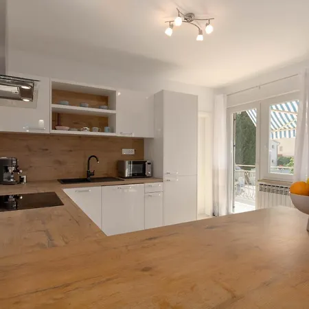 Newly Renovated Sirius Apartment Porec